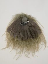 Cargar imagen en el visor de la galería, Broche PLUMA green grey