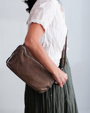 Cargar imagen en el visor de la galería, Bolso OFF CALF topo