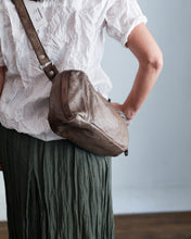 Cargar imagen en el visor de la galería, Bolso OFF CALF topo