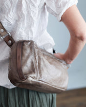 Cargar imagen en el visor de la galería, Bolso OFF CALF topo