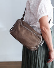 Cargar imagen en el visor de la galería, Bolso OFF CALF topo