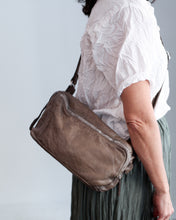 Cargar imagen en el visor de la galería, Bolso OFF CALF topo