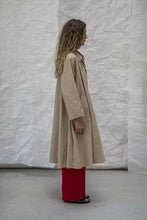 Cargar imagen en el visor de la galería, Gabardina 08-2 beige
