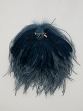Cargar imagen en el visor de la galería, Broche PLUMA grey blue

