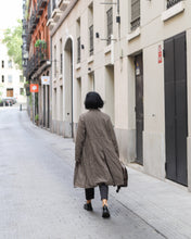 Cargar imagen en el visor de la galería, Abrigo 9348 beige

