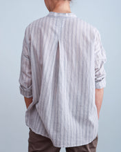 Cargar imagen en el visor de la galería, Camisa OMAK gris
