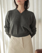 Cargar imagen en el visor de la galería, Jersey CROPPED V gris
