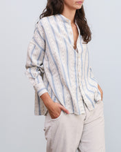 Cargar imagen en el visor de la galería, Camisa OMAK sky
