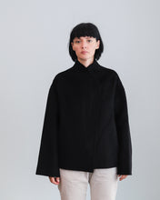 Cargar imagen en el visor de la galería, Chaqueta SHORT negro
