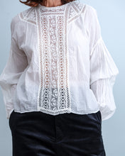 Cargar imagen en el visor de la galería, Blusa 215 blanco
