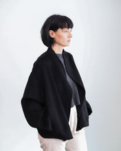 Cargar imagen en el visor de la galería, Chaqueta SHORT negro
