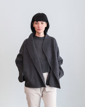 Cargar imagen en el visor de la galería, Chaqueta SHORT gris
