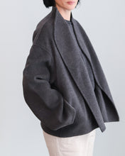 Cargar imagen en el visor de la galería, Chaqueta SHORT gris
