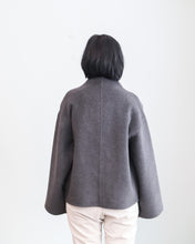 Cargar imagen en el visor de la galería, Chaqueta SHORT gris
