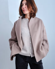 Cargar imagen en el visor de la galería, Chaqueta SHORT arena
