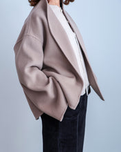 Cargar imagen en el visor de la galería, Chaqueta SHORT arena
