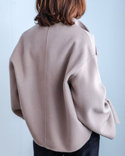 Cargar imagen en el visor de la galería, Chaqueta SHORT arena

