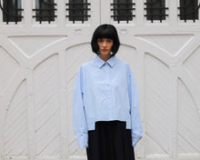 Cargar imagen en el visor de la galería, Camisa BOXY azul
