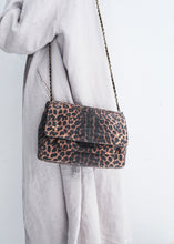 Cargar imagen en el visor de la galería, Bolso LULU  M leopardo
