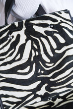Cargar imagen en el visor de la galería, Bolso LEÓN M zebra
